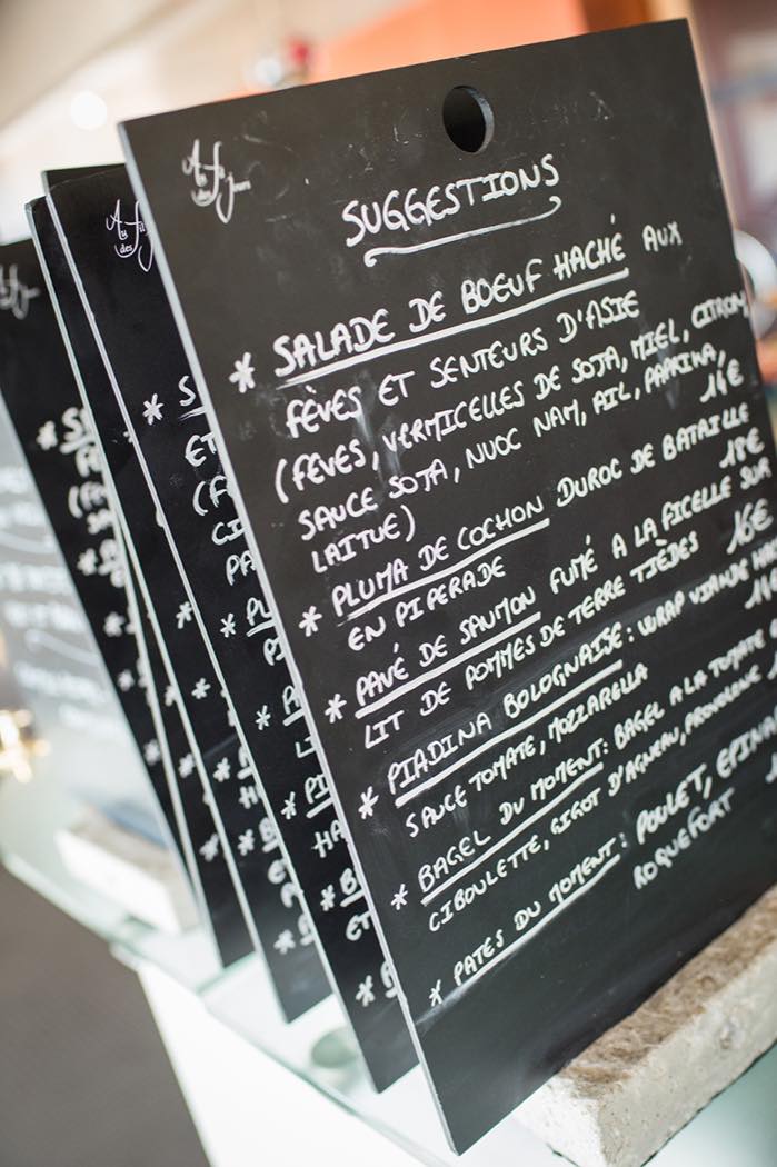 L'ardoise des suggestions du restaurant, écrite à la craie à la main